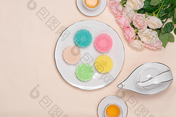 甜蜜的颜色雪皮肤月饼传统的中期秋天节日食物茶表格设置