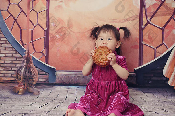 婴儿女孩吃中国人月亮蛋糕