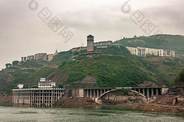 西中国、喉咙长江河绿色植被山山坡上塔高上升建筑弓桥房子