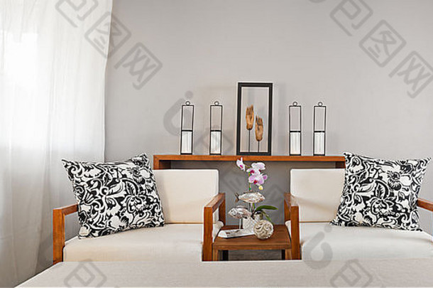 明亮的白色<strong>木沙发</strong>座位奢侈品室内装饰
