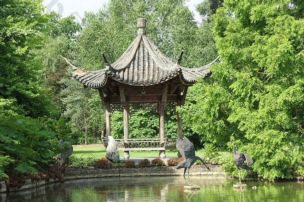 东方宝塔现代中国艺术风格英语花园设置草坪树灌木雕塑园艺学会威斯利萨里郡伦敦