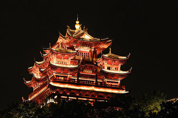 杭州神天空寺庙晚上照亮历史体系结构