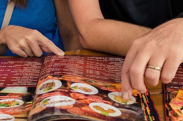饿了年轻的旅游夫妇假期指出决定吃外国菜单餐厅图片食物菜保加利亚
