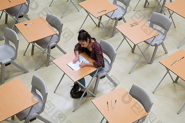 升高视图孤独的女学生写作通用中等教育证书考试教室