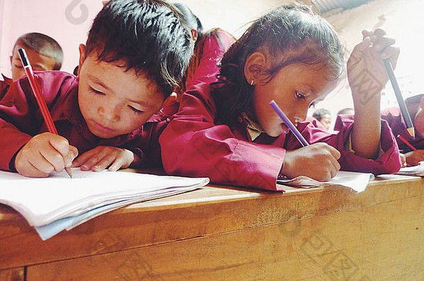 学校孩子们写作教室尼泊尔