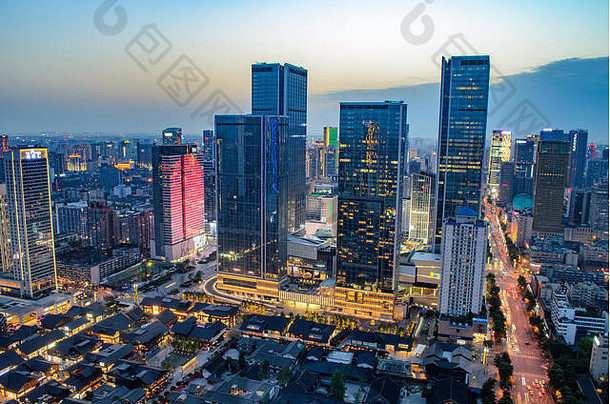 高角拍摄照亮城市景观魔法成都中国著名的具有里程碑意义的成都