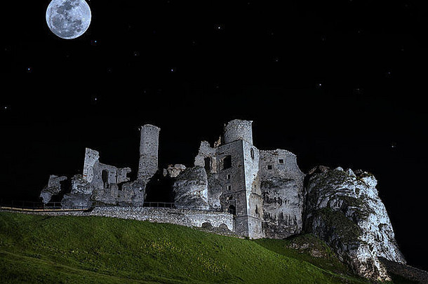 完整的月亮废墟城堡奥格罗齐涅茨波兰