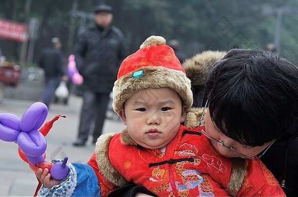 可爱的婴儿男孩中国人服装父亲