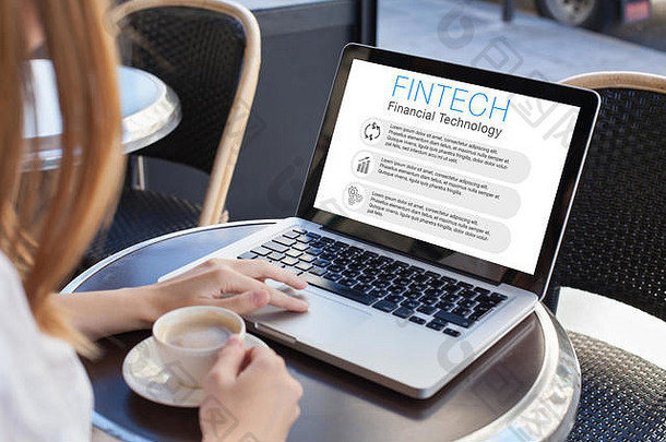 fintech概念女人阅读金融技术电脑屏幕