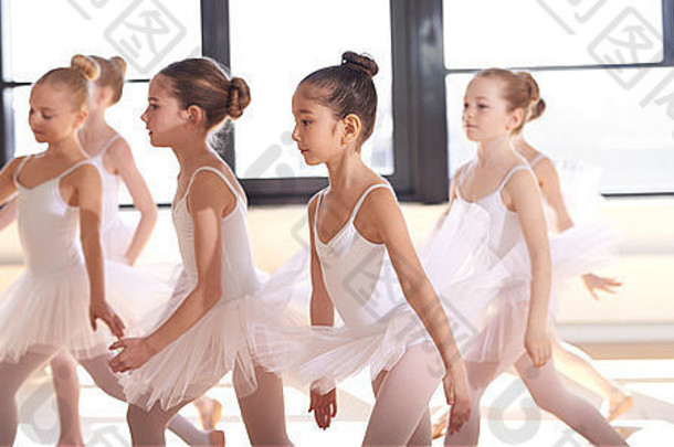 集团年轻的芭蕾舞 演员执行精心设计的芭蕾舞火车芭蕾舞工作室