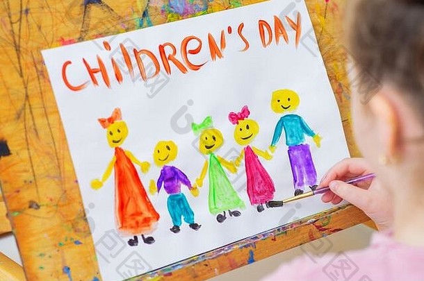 女孩画色彩斑斓的孩子们水彩画单词孩子们的一天木画架假期快乐孩子们的一天