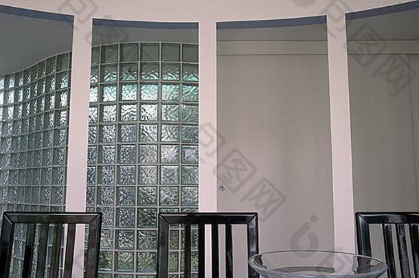 玻璃砖墙年代建筑餐厅房间黑色的椅子玻璃表格