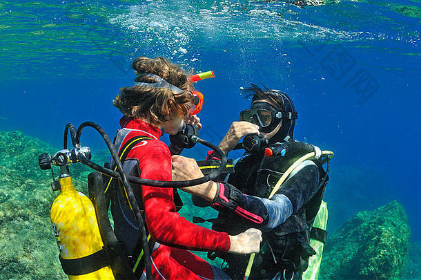 女孩岁的潜水潜水教练水下潜水员地中海海马赛法国欧洲