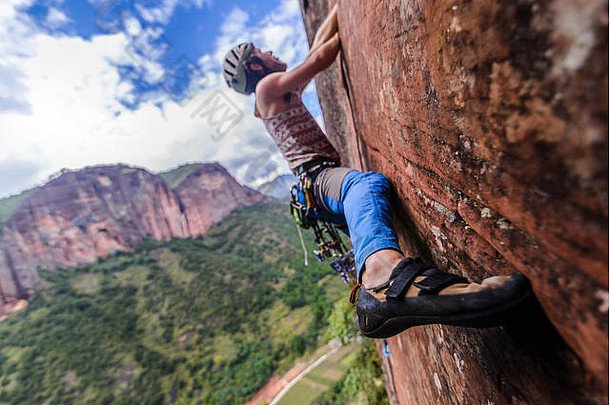 岩石登山者攀爬砂岩岩石低角视图李明云南省中国