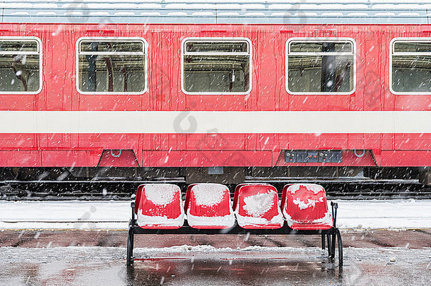 冰冻火车重降雪