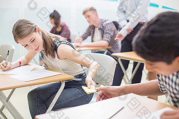 学生通过请注意桌子通用中等教育证书考试