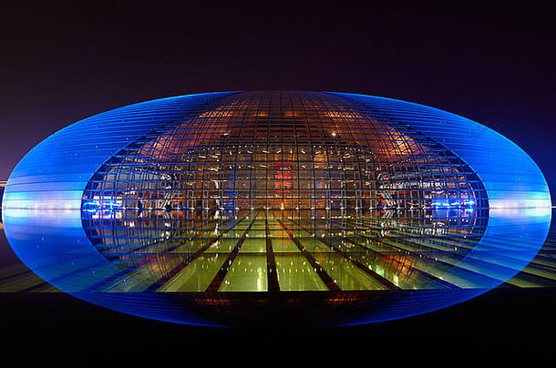 国家中心执行艺术蛋蓝色的光晚上反映了池水北京国人民共和国中国