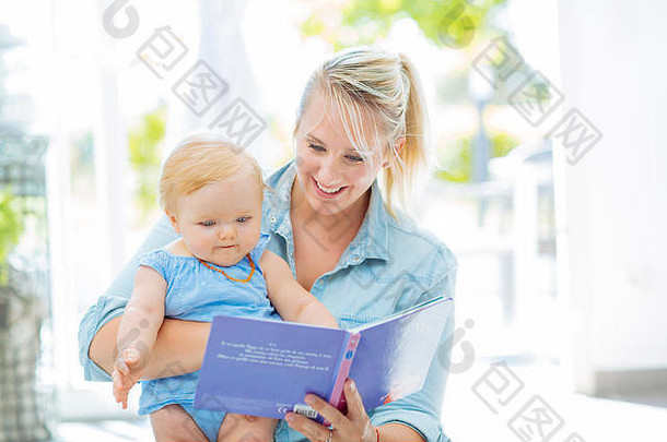 妈妈阅读书婴儿女孩