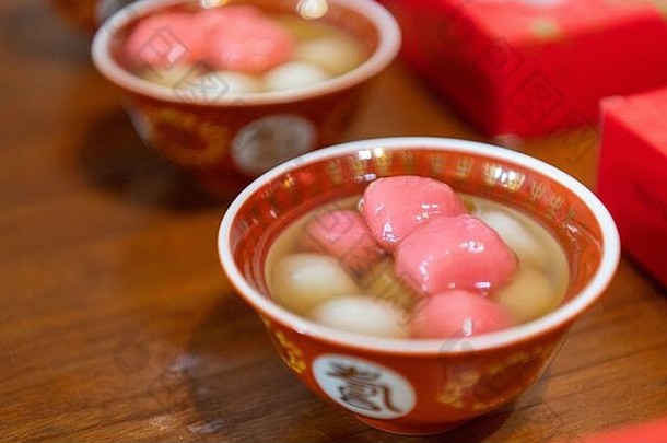 汤圆唐元中国人甜心汤中国人甜点使糯米大米面粉混合小量水形式球