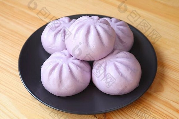板紫色的甜蜜的土豆蒸面包服务木表格
