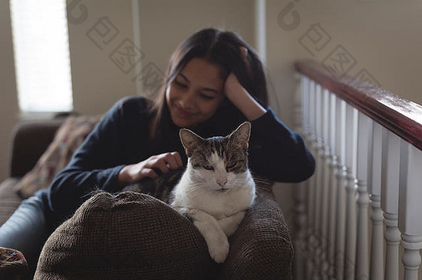 十几岁的女孩坐着猫沙发生活房间