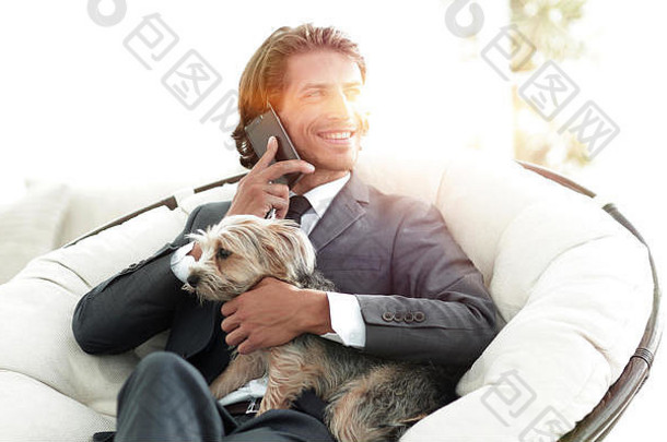成功的商人持有狗宠物会谈智能手机