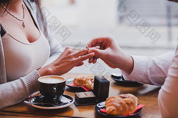 订婚环建议咖啡馆关闭手男人。女人