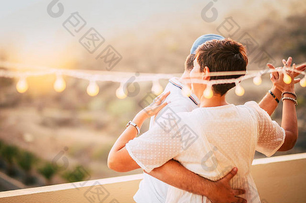 美丽的夫妇跳舞阳台屋顶自然视图爱约会概念人浪漫的休闲活动