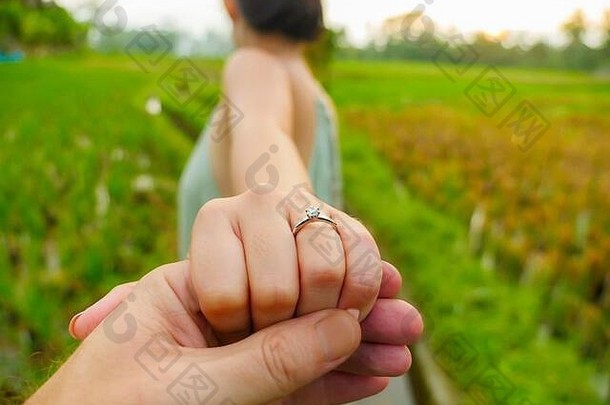 男生牵着未婚妻带着结婚戒指的手