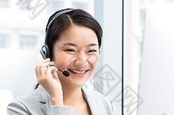 横幅微笑美丽的亚洲女人工作调用中心办公室电话销售操作符