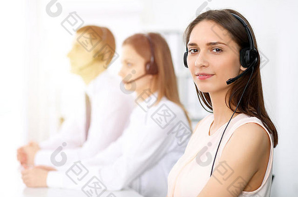 调用中心运营商焦点年轻的快乐的微笑女人耳机业务客户服务概念