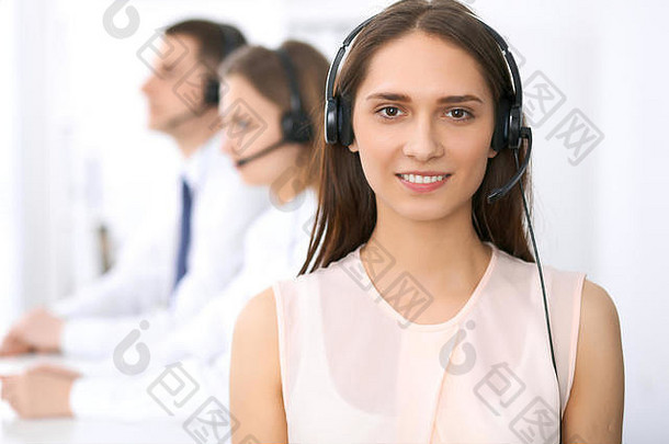 调用中心运营商焦点年轻的美丽的业务女人耳机