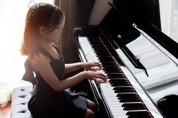 亚洲女孩孩子们实践玩计划技能音乐能力未来占领
