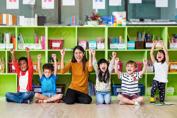 快乐亚洲女老师混合比赛孩子们教室<strong>幼儿园</strong>前学校概念