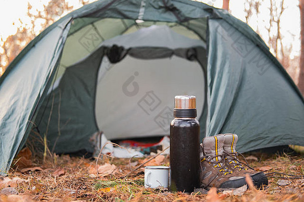 活跃的休息在户外徒步旅行鞋子热喝野营的地方野营的地方场景徒步旅行配件站帐篷森林
