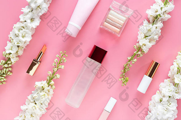 面部化妆品美产品白色花柔和的粉红色的桌面背景自然美皮肤护理布局前视图平躺