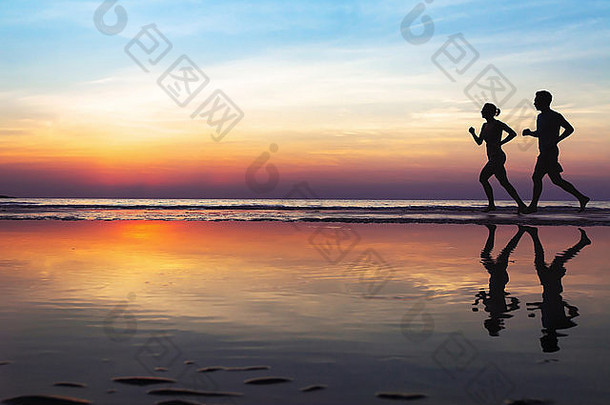 跑步者海滩轮廓人慢跑日落健康的生活方式背景Copyspace
