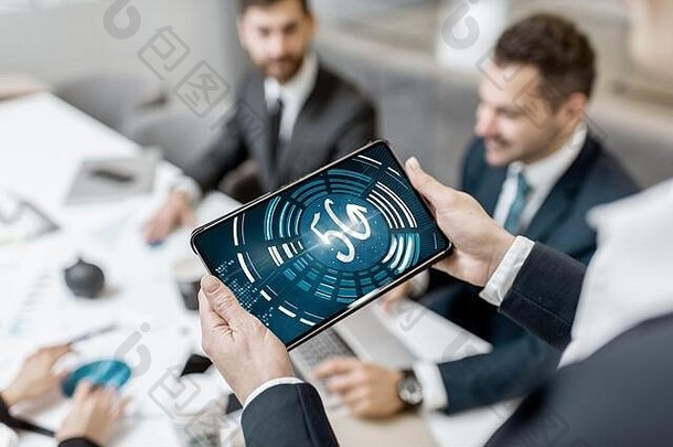 业务人数字平板电脑快速度网络连接会议在室内特写镜头