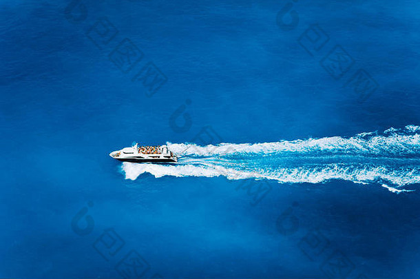 空中前视图旅游速度船航行深<strong>蓝色</strong>的海