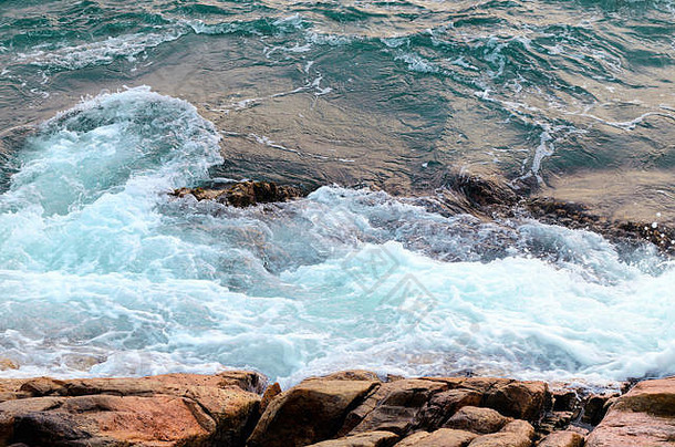 发泡海水支安打石头海滩波海滩自然背景概念照片运动模糊