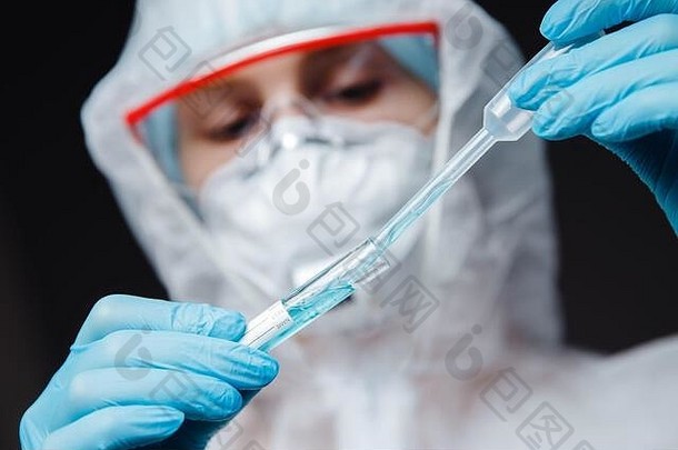 医生白色有害物质保护研究科学家工作血测试现代实验室蓝色的颜色电晕病毒疫情
