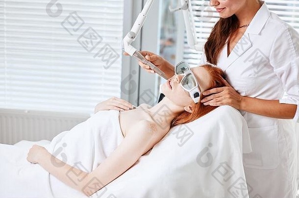 专业美容师奢侈品医疗诊所adwises美丽的富有的女客户端结合外科手术治疗激光重修的
