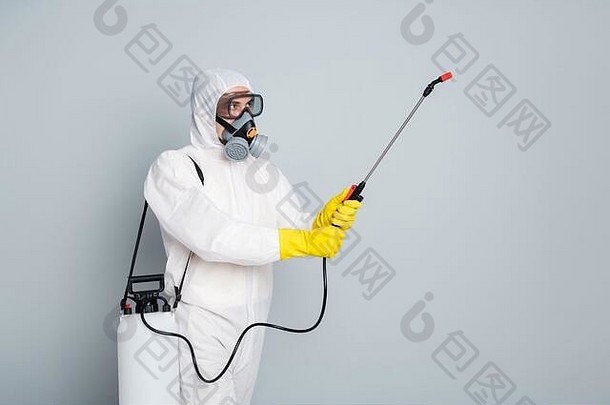 照片专业专家的家伙消毒液清洁公共运输天花板流感大流行喷涂表面穿白色有害物质保护西装