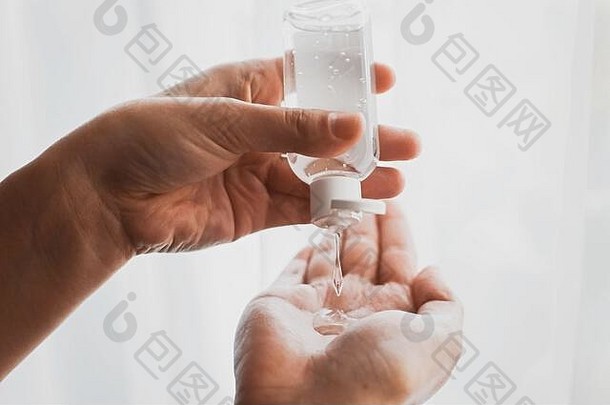 消毒手采取消毒酒精过来这里手白色光防止病毒疫情预防流感疾病清洁迪辛菲