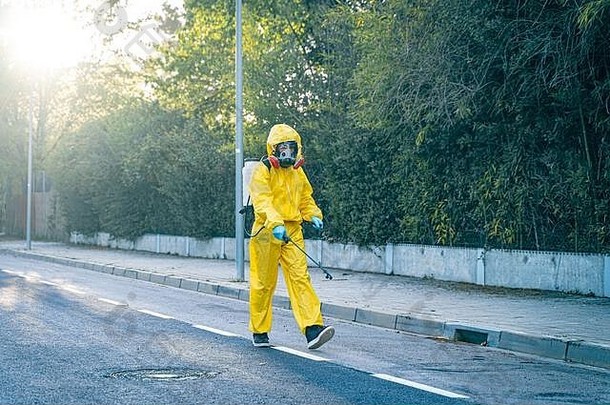 冠状病毒环境卫生工人穿面具清洁街道酒精基于解决方案压力消毒电晕