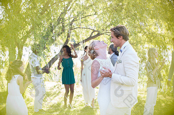 年轻的夫妇跳舞婚礼接待国内花园