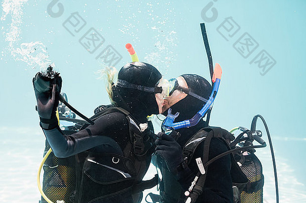 夫妇接吻水下潜水潜水