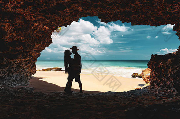 活跃的生活方式夫妇接吻洞穴背景热带海滩岛巴厘岛印尼