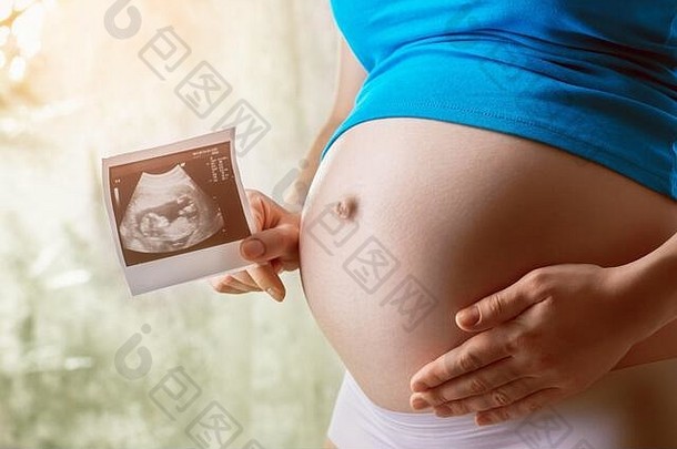 怀孕了女人等待想要的婴儿