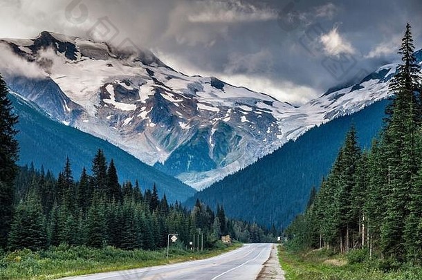 山邦尼邦尼冰川哥伦比亚山罗杰斯通过横贯加拿大高速公路冰川国家公园英国哥伦比亚加拿大
